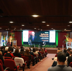 Deputado Luiz Carlos Hauly ministra palestra sobre Reforma Tributária em Toledo