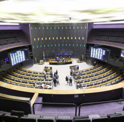 Deputados do Paraná devem votar contra aumento de deputados