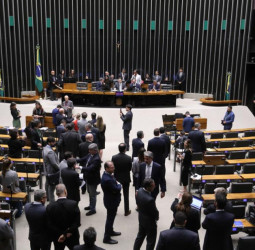 Câmara aprova reforma tributária, eleva carga sobre JCP e apostas em sessão maratona