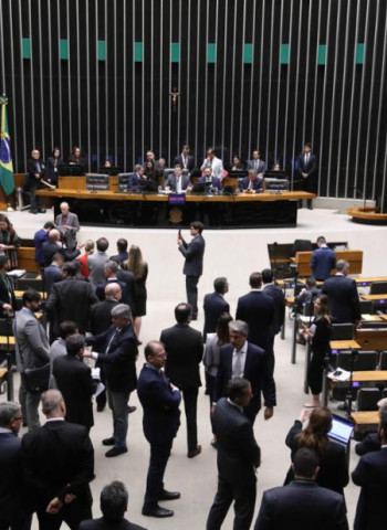 Câmara aprova reforma tributária, eleva carga sobre JCP e apostas em sessão maratona