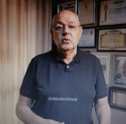 Deputado destaca medalhas que recebeu e sua experiência no Exército