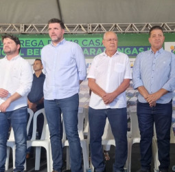Hauly participa de entrega de casas em Arapongas