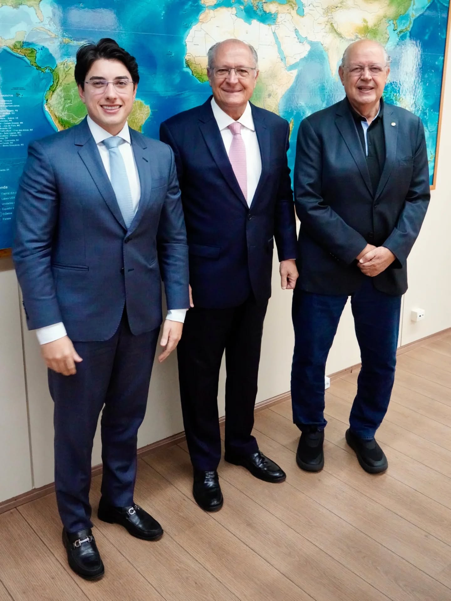 Criadores do Destrava Brasil entregam documento ao presidente Alckmin