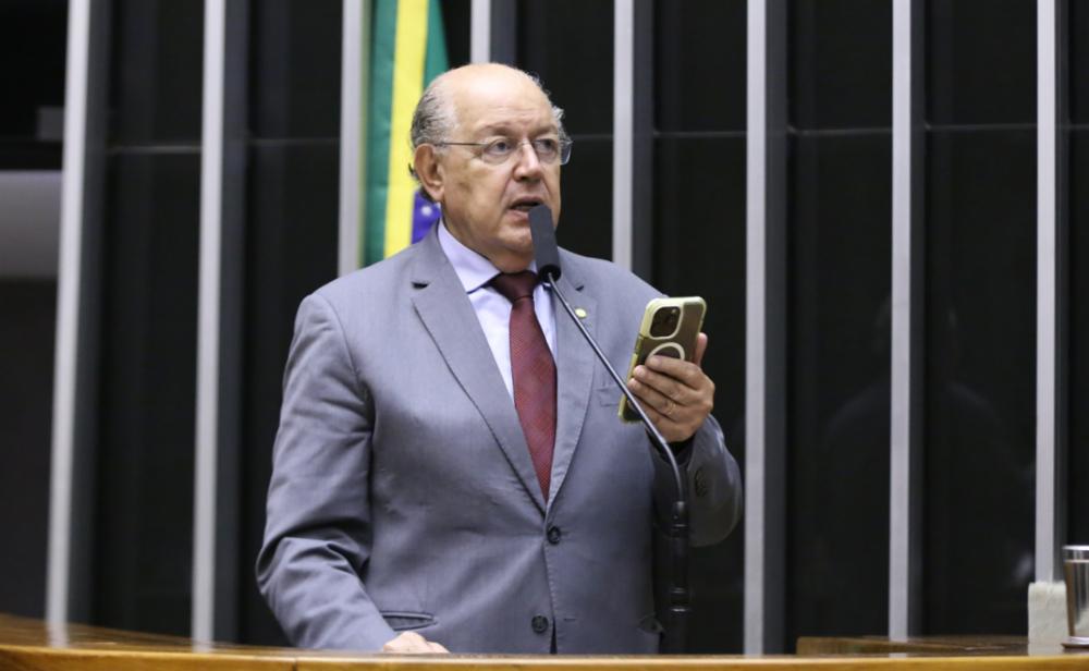 Luiz Carlos Hauly propõe suspensão de contribuição compulsória de aposentados