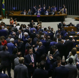 Câmara aprova isenção do IR para quem ganha até R$ 5 mil