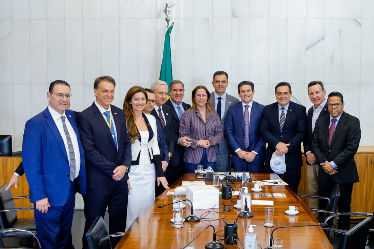 Em reunião com a CACB, Hugo Motta defende requerimento de urgência para atualização do Simples Nacional