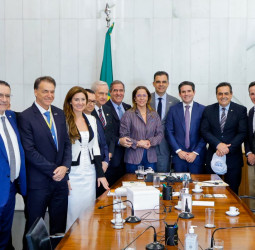 Em reunião com a CACB, Hugo Motta defende requerimento de urgência para atualização do Simples Nacional