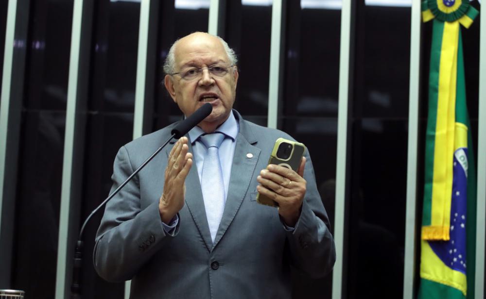 Deputado critica ausência de escolas em período integral