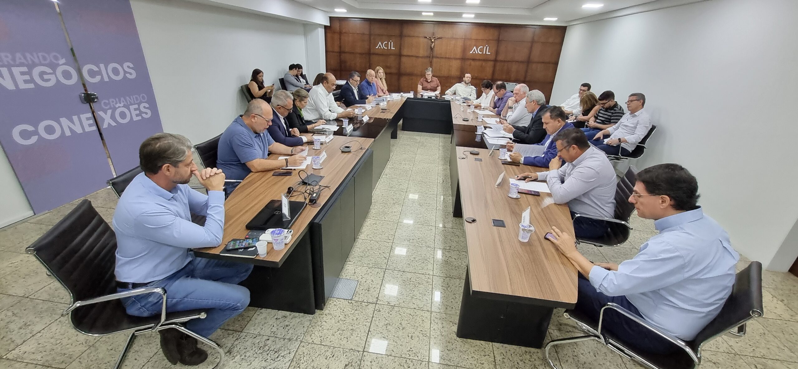 Núcleo de Desenvolvimento Empresarial e deputados federais alinham estratégias durante encontro na ACIL