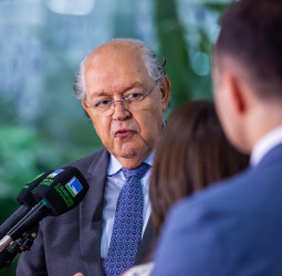 Hauly alerta para risco de socorro estatal ao BRB e cobra rigor do Banco Central