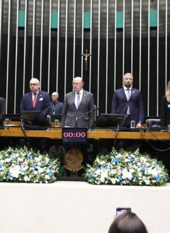 Em sessão solene, parlamentar presta homenagem à Associação e ao Sindicato dos Diplomatas Brasileiros