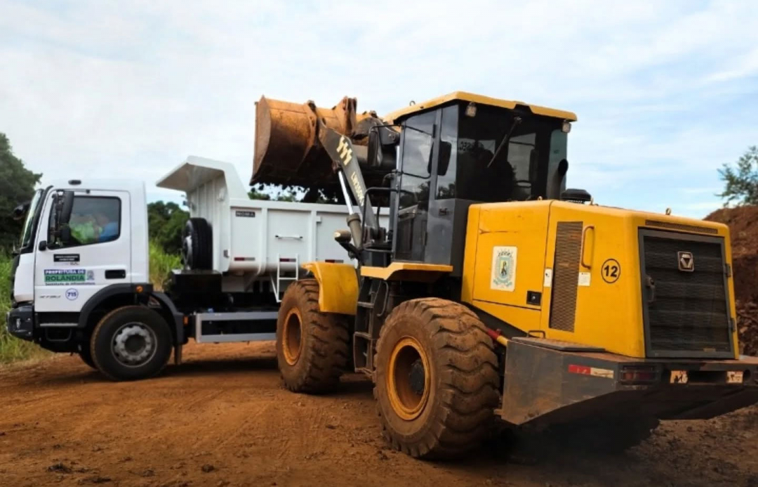 Novos maquinários fazem moledamento da Estrada do Barreiro