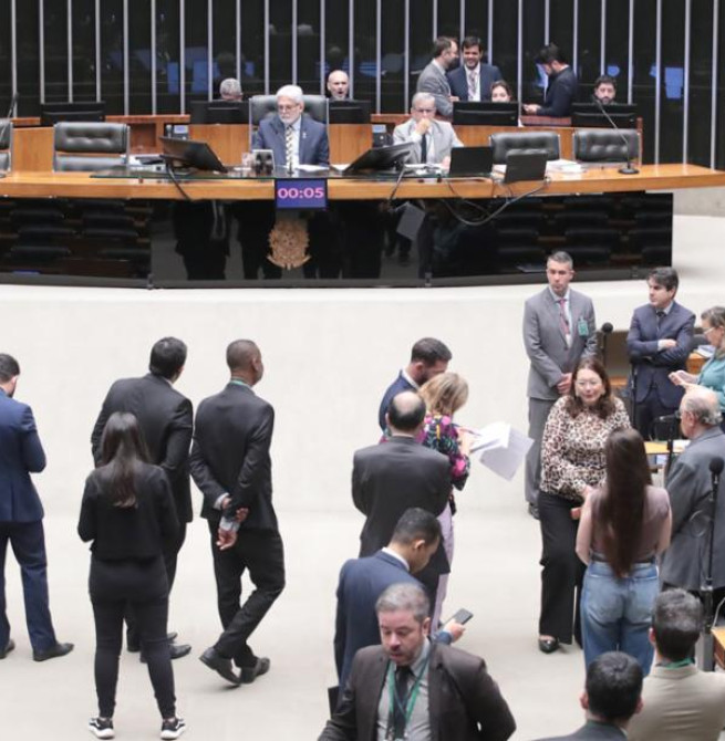 Câmara aprova proposta que regulamenta aposentadoria compulsória de empregados públicos aos 75 anos